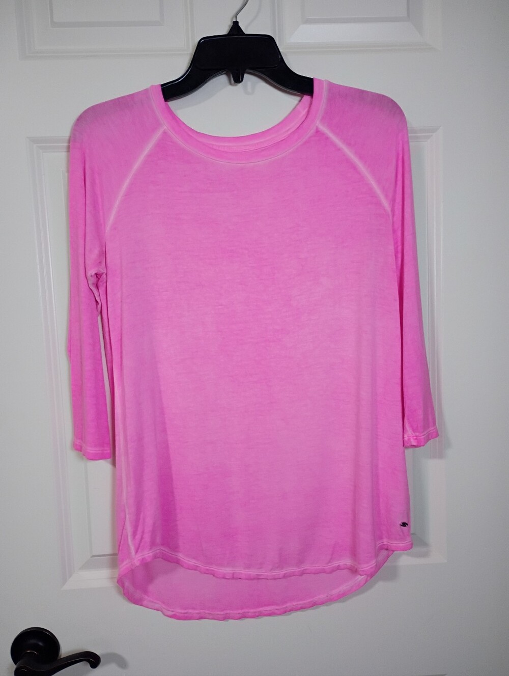 American Eagle Neon Pink 3/4 Sleeve Scoop Neck Top - Picture 2 of 6